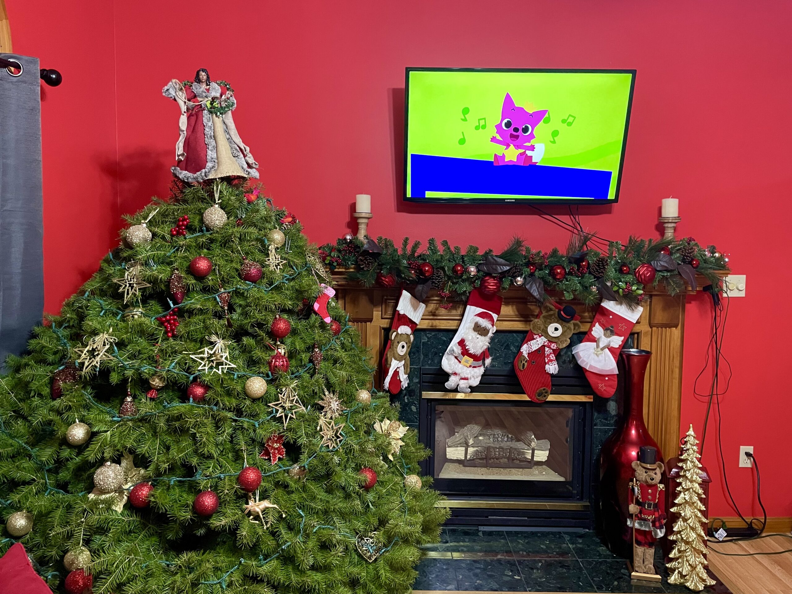 How To Decorate Your Living Room For Holiday Family Photos